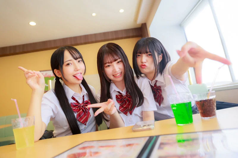 ファミレスにいる制服JK三人 【配信品番：deaa024 サンプル画像】