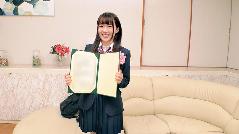 制服JKが卒業証書を見せている 【配信品番:h_1324skmj00485 サンプル画像】