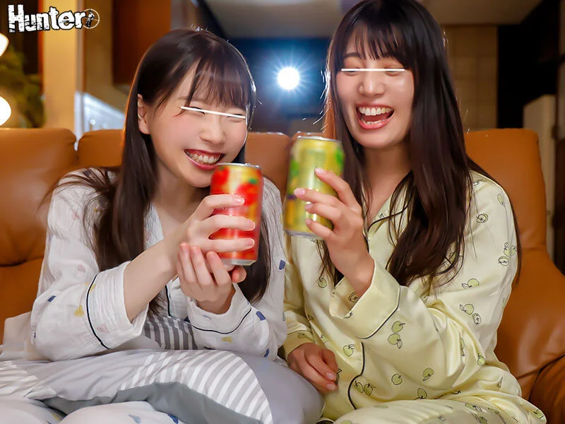 乾杯する女子二人 【配信品番：huntc00239 サンプル画像】