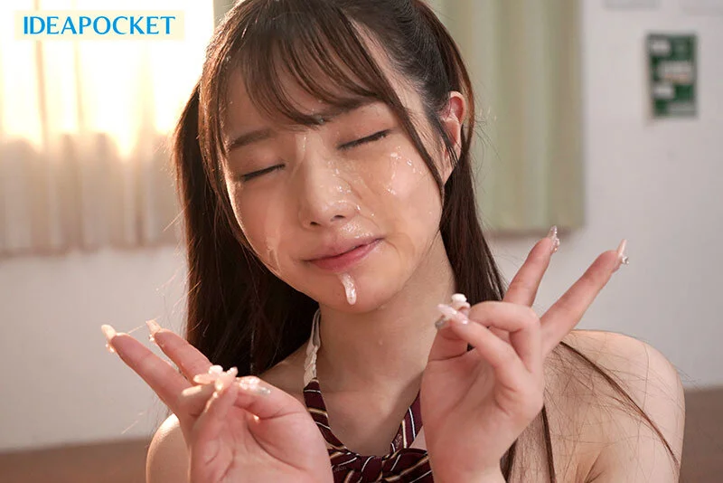 制服JK・佐々木さきが顔射されている