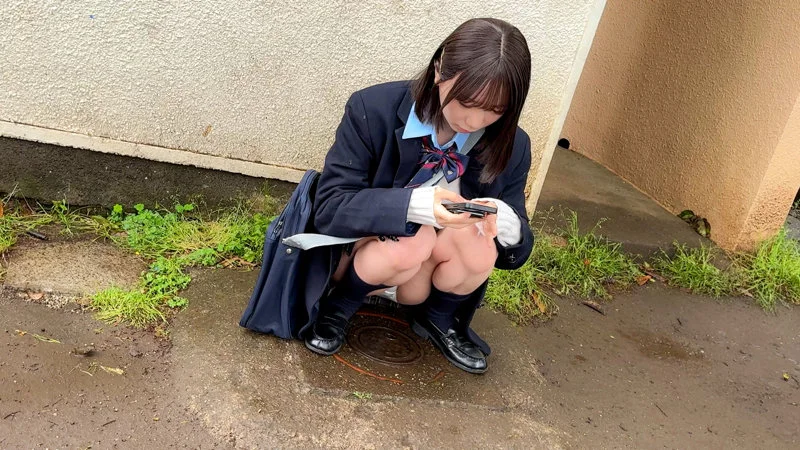 制服JKがスマホを操作している 【配信品番：kure010 サンプル画像】