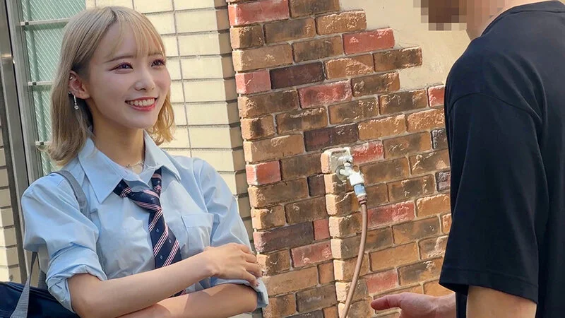 金髪の制服JKがインタビューされている 【配信品番：skhb00018 サンプル画像】