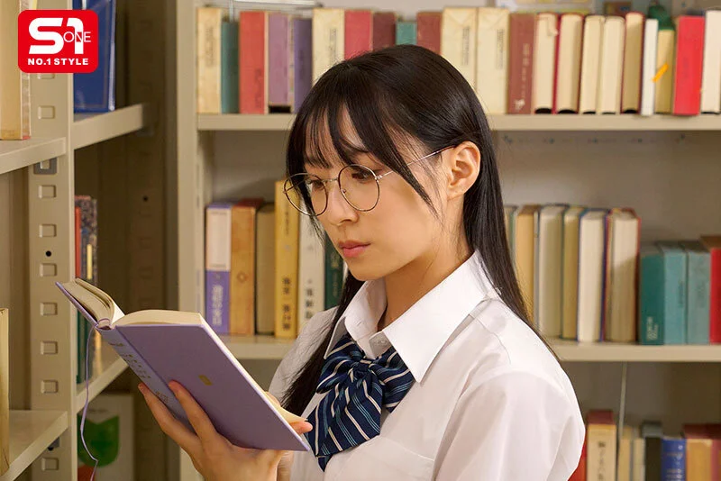 眼鏡をかけた制服JK・新木希空 【配信品番：snos00036 サンプル画像】